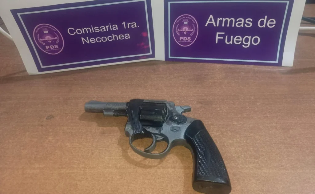 Amenazó a su hijo con un arma frente a menores: secuestran un revólver