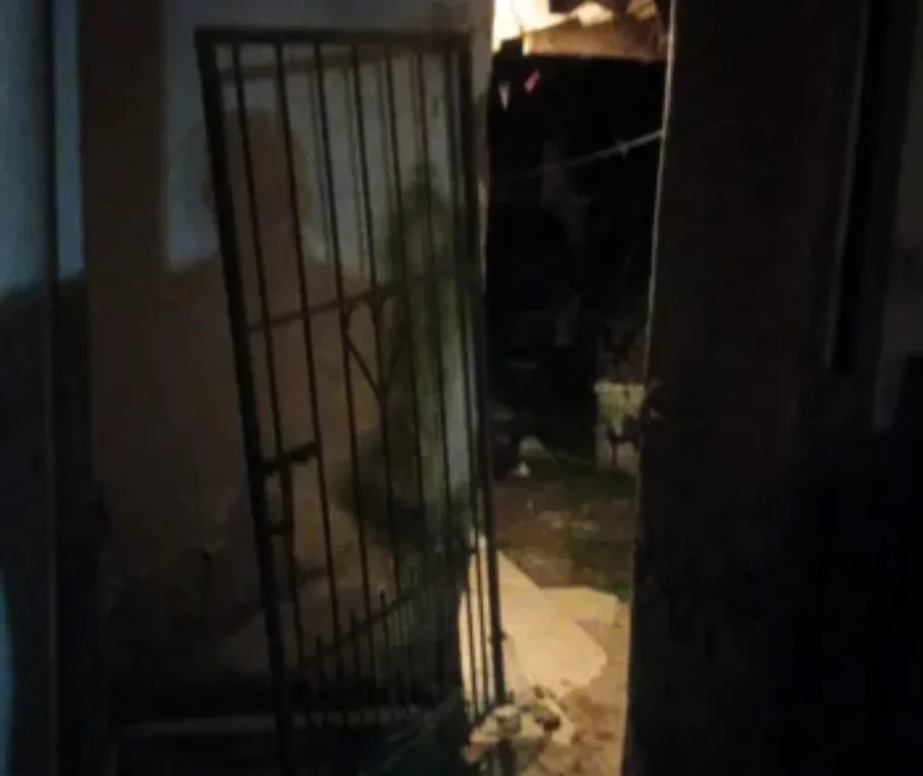 Aprehensión en Necochea: Hombre intenta ingresar a vivienda por la fuerza y causa daños