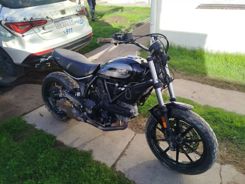 Personal policial de Necochea recupera motocicleta secuestrada en calle 103