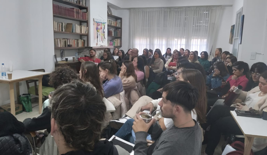 Necochea se reúne en torno a la salud mental y la ayuda a estudiantes necesitados