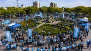 La Plaza Dardo Rocha se convierte en el punto de encuentro para los fans de Argentina en el Mundial 2026