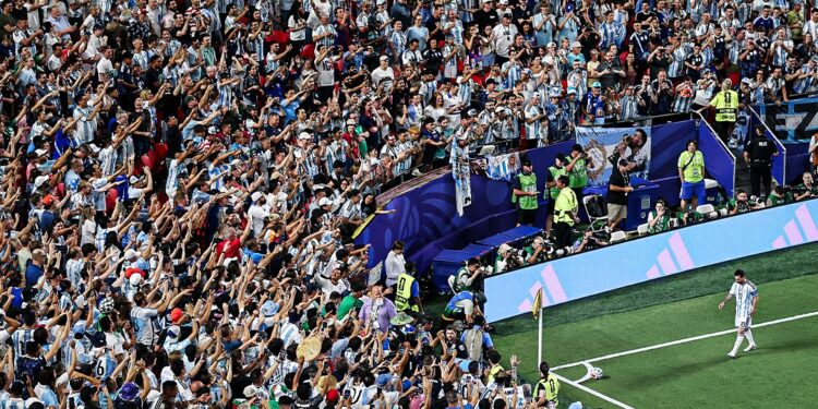 Argentina comienza el Mundial con un triunfo esperanzador en el Grupo J