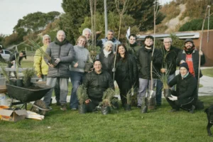 Vecinos unidos en la forestación comunitaria de Necochea