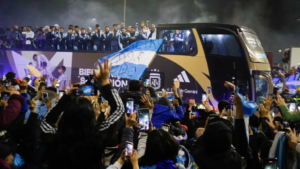 Llegada heroica: Selcción Argentina regresa a casa en pie de grandeza