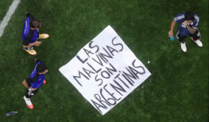 Milei se retracta de crítica a la bandera con la frase 'Las Malvinas son argentinas'