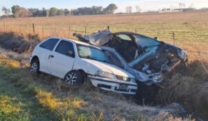 Automóviles vuelan cunetas en enfrentamiento con caballos sueltos en Olavarría