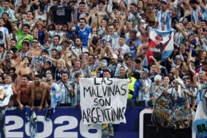 La Bandera 'Las Malvinas son argentinas' de la Selección Argentína: Una Imagen Recordada del Mundial 2026