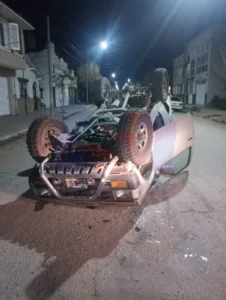 Accidente Vial en Necochea: Un Vehículo Se Vuelve Con Su Lado En Calles 53 Y 60