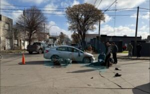 Accidente de Tránsito en Necochea: Efectivos de la Policía y Equipo de Emergencia en Acción