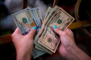 Banco Central autoriza pago de sueldos en dólares