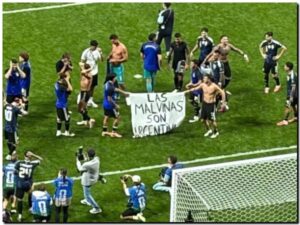 La Scaloneta desafía al Gobierno de Milei con la bandera de Malvinas