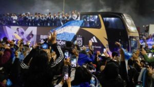 La Banda de los Granaderos agasaja a la Selección Argentina en su regreso a casa