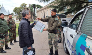 Lobería mejora comunicaciones rurales: El intendente Pablo Barrena entrega equipos Starlink al CPR
